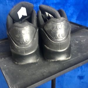 Nike air max size 10 men/ Womens 12. Worn a few times.